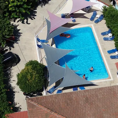 Polyxenis Aparthotel 3*