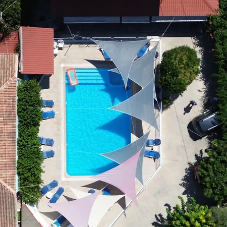 Polyxenis Aparthotel