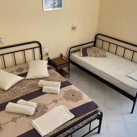 Polyxenis Aparthotel