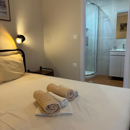 Polyxenis Aparthotel