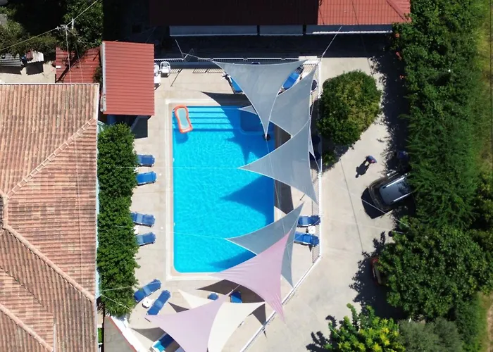 Polyxenis Aparthotel